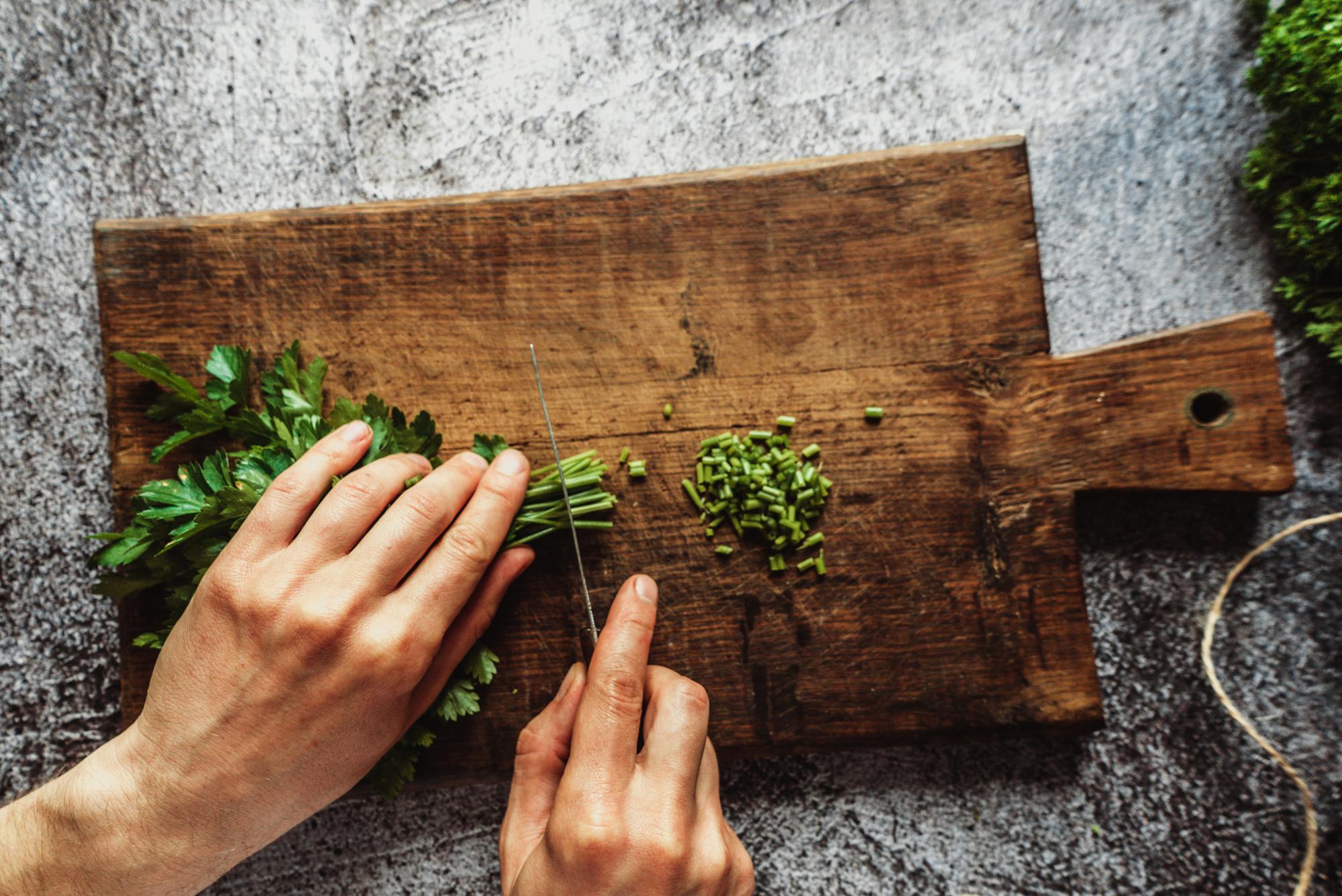 Chef al lavoro su banco in cucina artigianale