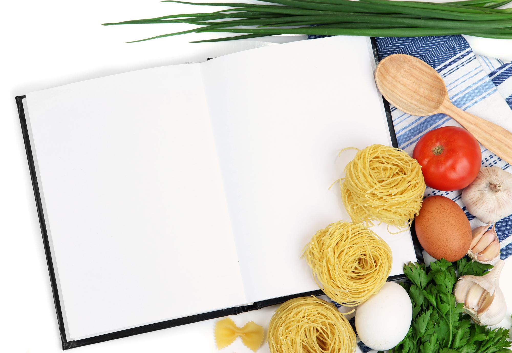Banco con ingredienti e libri di ricette